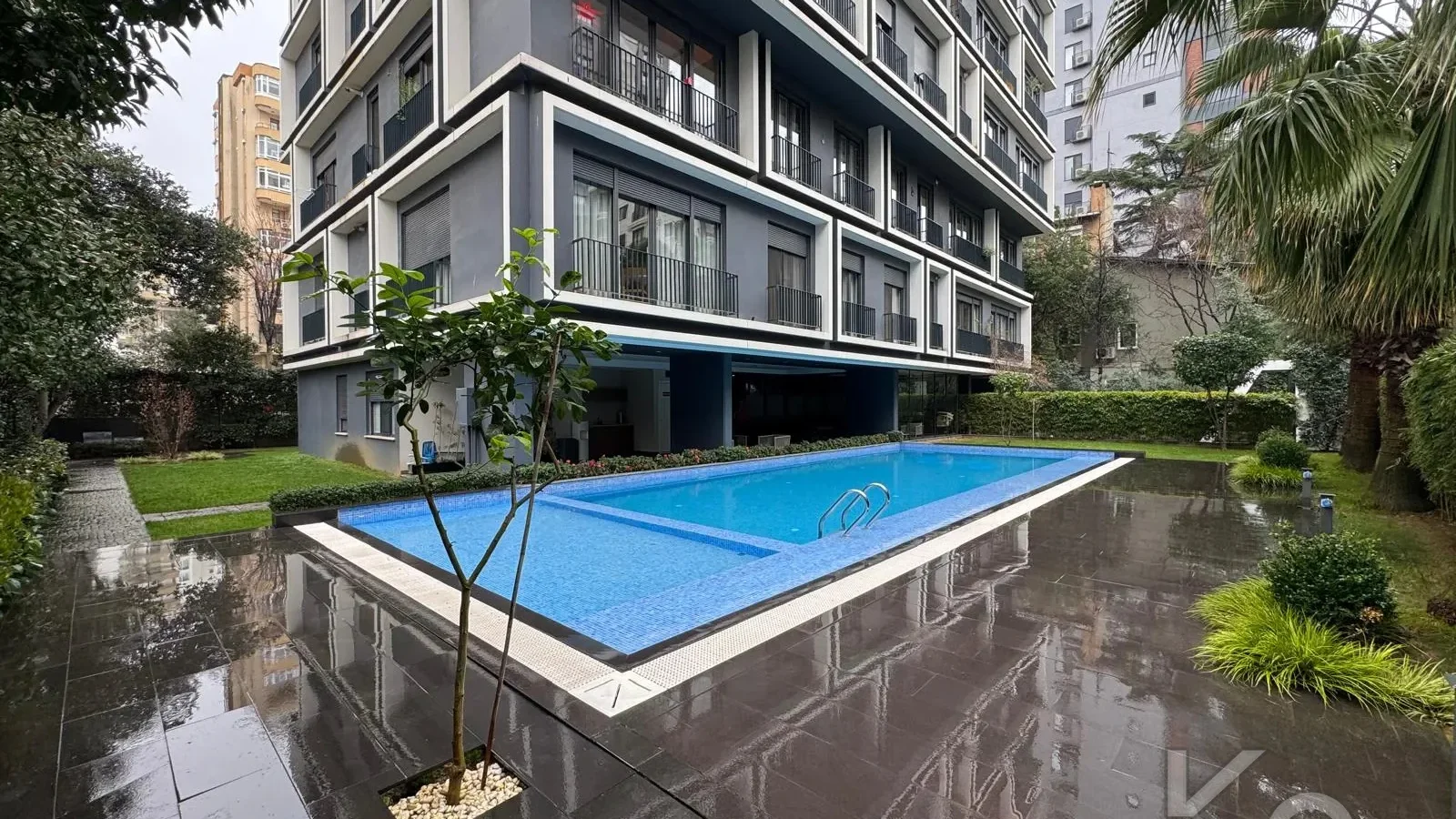Laci̇vertcadde Taş Mektep'de 7/24 Güvenli̇kli̇ Havuzlu 70m² Net 2+1