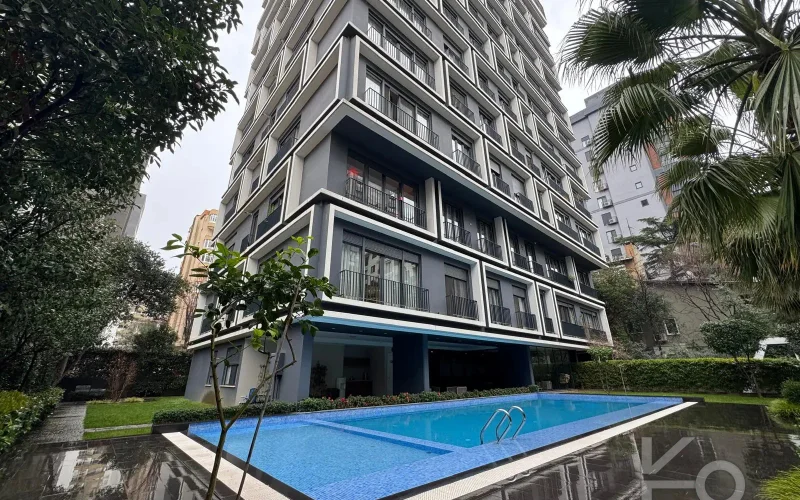 Laci̇vertcadde Taş Mektep'de 7/24 Güvenli̇kli̇ Havuzlu 70m² Net 2+1