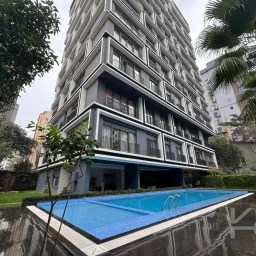 Laci̇vertcadde Taş Mektep'de 7/24 Güvenli̇kli̇ Havuzlu 70m² Net 2+1
