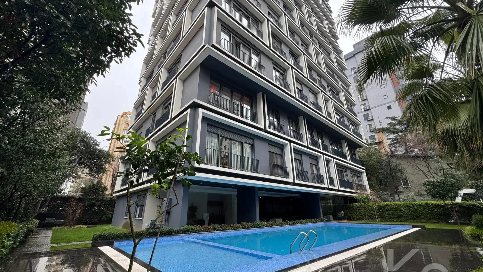 Laci̇vertcadde Taş Mektep'de 7/24 Güvenli̇kli̇ Havuzlu 70m² Net 2+1