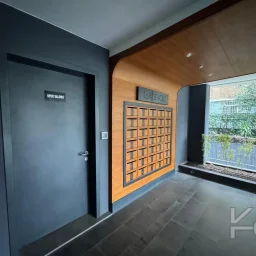 Laci̇vertcadde Taş Mektep'de 7/24 Güvenli̇kli̇ Havuzlu 70m² Net 2+1