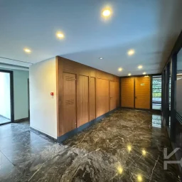 Laci̇vertcadde Taş Mektep'de 7/24 Güvenli̇kli̇ Havuzlu 70m² Net 2+1