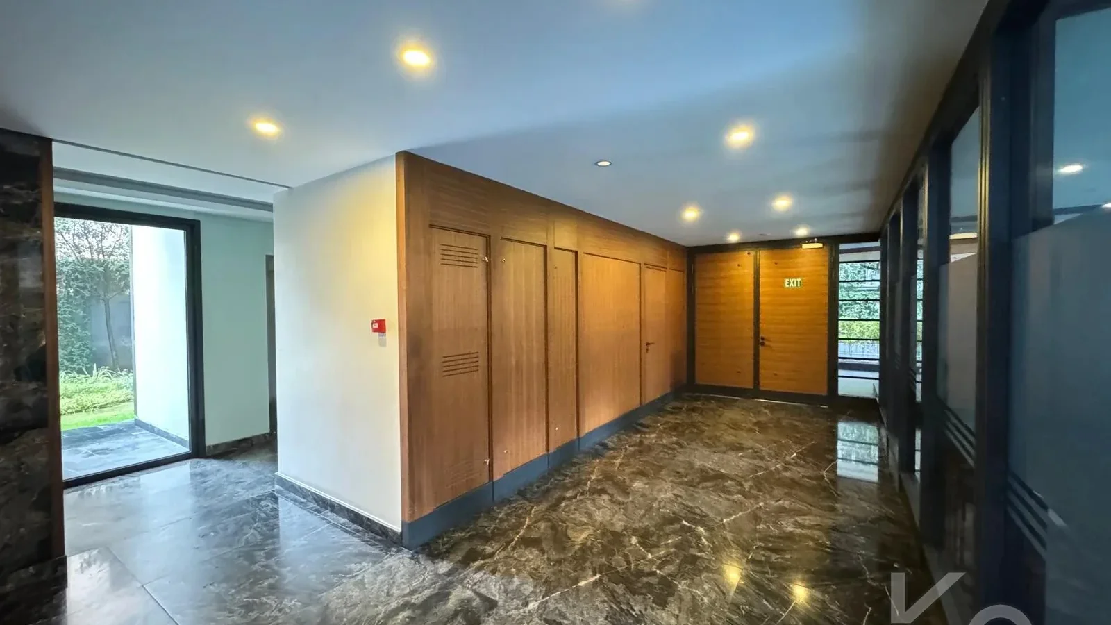 Laci̇vertcadde Taş Mektep'de 7/24 Güvenli̇kli̇ Havuzlu 70m² Net 2+1