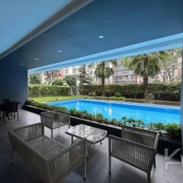 Laci̇vertcadde Taş Mektep'de 7/24 Güvenli̇kli̇ Havuzlu 70m² Net 2+1