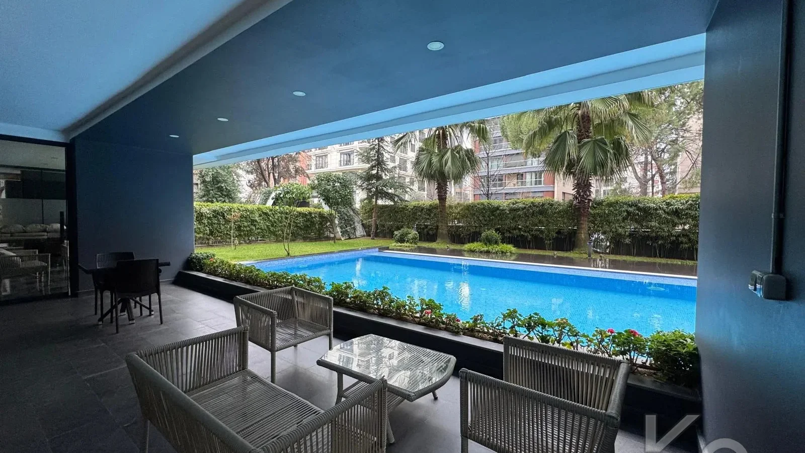 Laci̇vertcadde Taş Mektep'de 7/24 Güvenli̇kli̇ Havuzlu 70m² Net 2+1