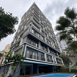 Laci̇vertcadde Taş Mektep'de 7/24 Güvenli̇kli̇ Havuzlu 70m² Net 2+1