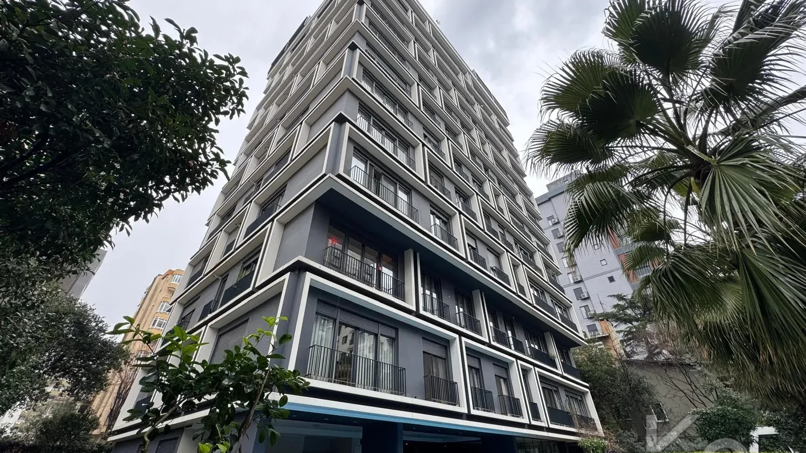 Laci̇vertcadde Taş Mektep'de 7/24 Güvenli̇kli̇ Havuzlu 70m² Net 2+1
