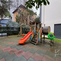 Laci̇vertcadde Taş Mektep'de 7/24 Güvenli̇kli̇ Havuzlu 70m² Net 2+1