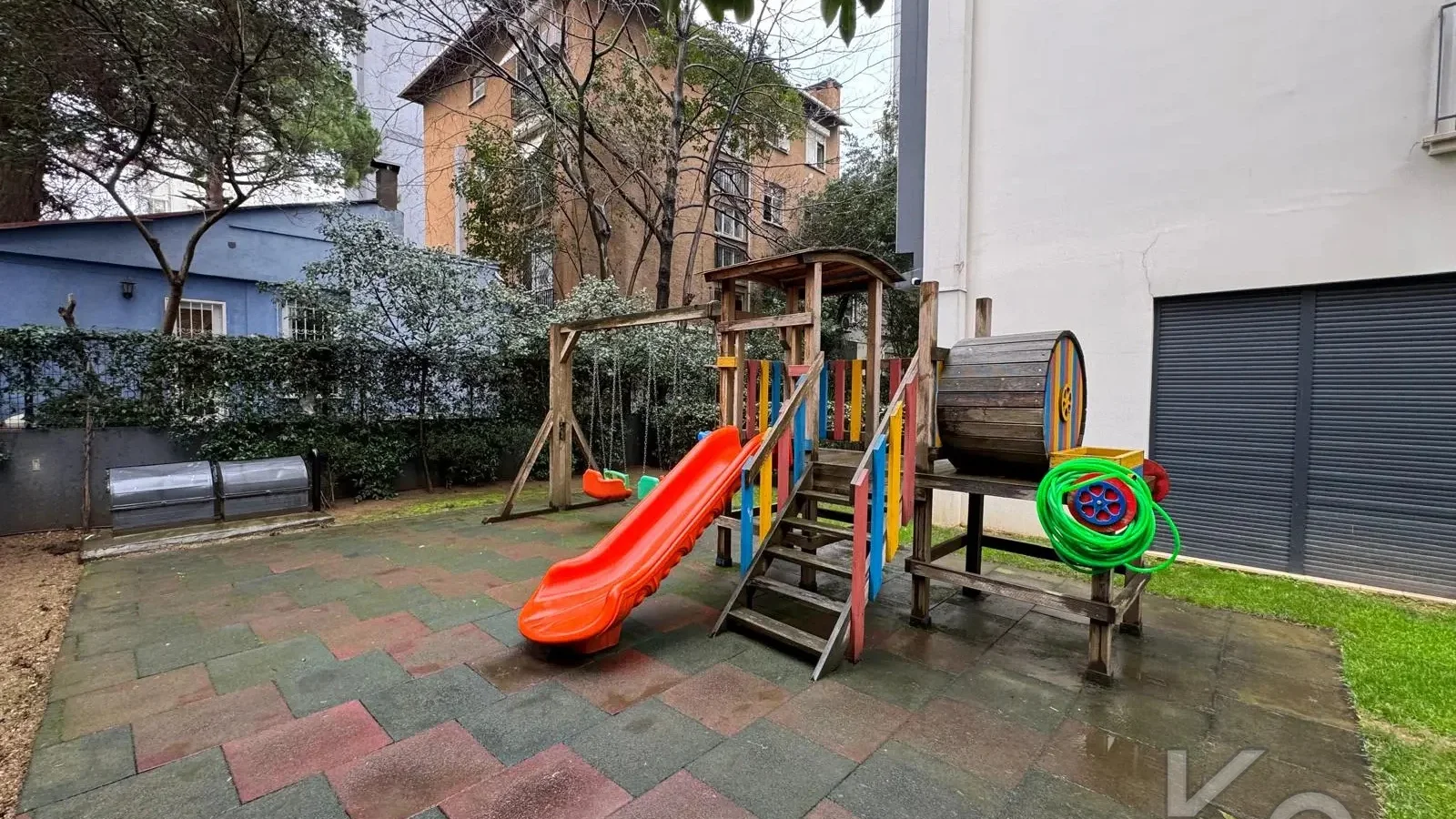 Laci̇vertcadde Taş Mektep'de 7/24 Güvenli̇kli̇ Havuzlu 70m² Net 2+1