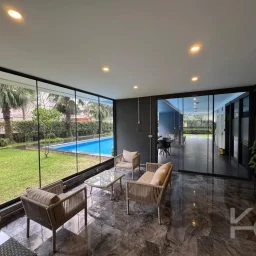 Laci̇vertcadde Taş Mektep'de 7/24 Güvenli̇kli̇ Havuzlu 70m² Net 2+1