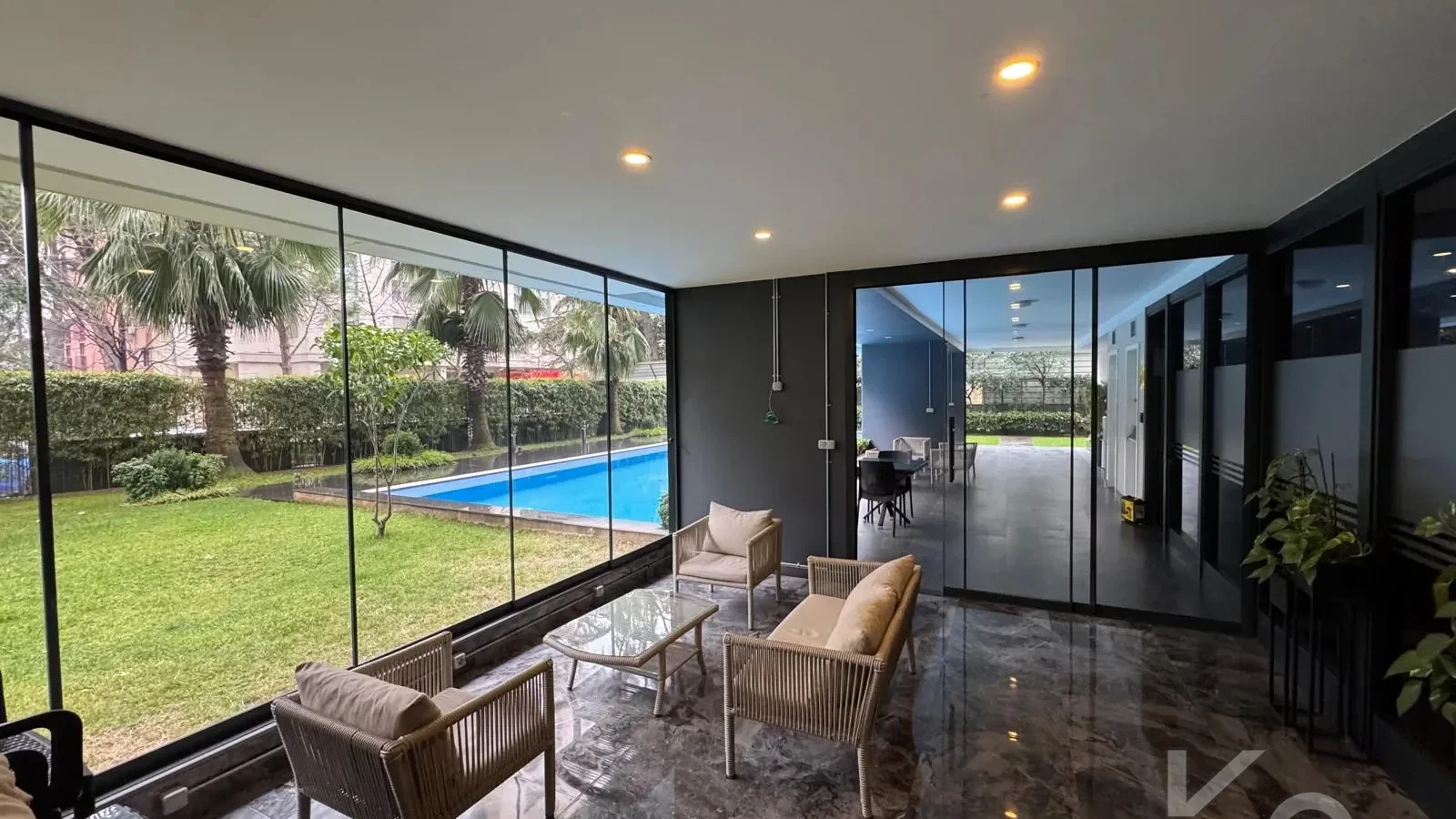 Laci̇vertcadde Taş Mektep'de 7/24 Güvenli̇kli̇ Havuzlu 70m² Net 2+1