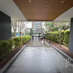 Laci̇vertcadde Taş Mektep'de 7/24 Güvenli̇kli̇ Havuzlu 70m² Net 2+1
