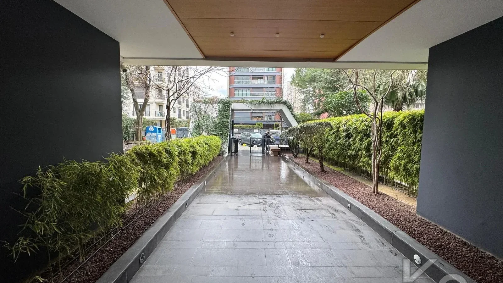 Laci̇vertcadde Taş Mektep'de 7/24 Güvenli̇kli̇ Havuzlu 70m² Net 2+1