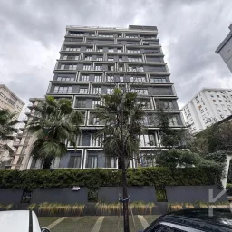 Laci̇vertcadde Taş Mektep'de 7/24 Güvenli̇kli̇ Havuzlu 70m² Net 2+1