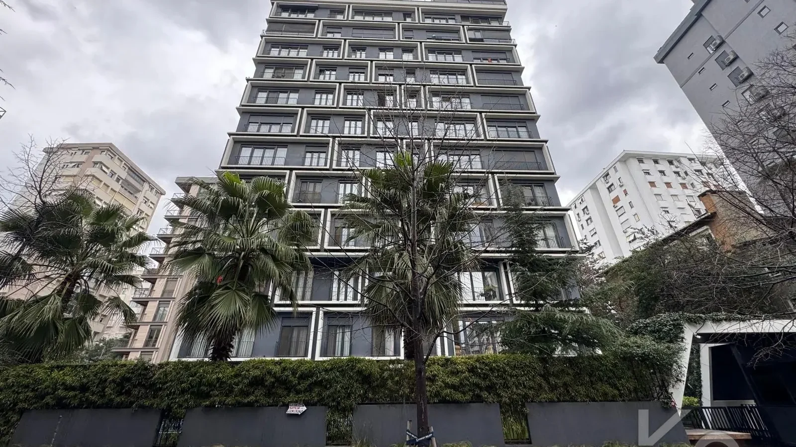Laci̇vertcadde Taş Mektep'de 7/24 Güvenli̇kli̇ Havuzlu 70m² Net 2+1