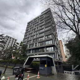 Laci̇vertcadde Taş Mektep'de 7/24 Güvenli̇kli̇ Havuzlu 70m² Net 2+1