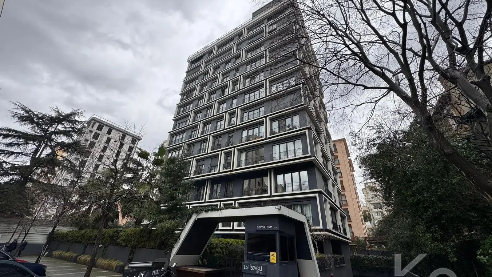 Laci̇vertcadde Taş Mektep'de 7/24 Güvenli̇kli̇ Havuzlu 70m² Net 2+1
