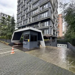 Laci̇vertcadde Taş Mektep'de 7/24 Güvenli̇kli̇ Havuzlu 70m² Net 2+1