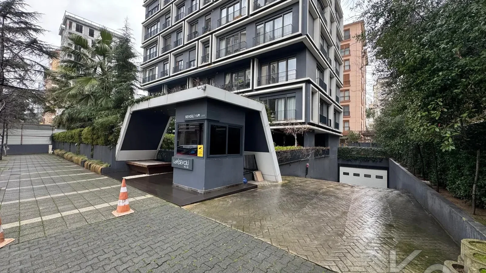Laci̇vertcadde Taş Mektep'de 7/24 Güvenli̇kli̇ Havuzlu 70m² Net 2+1