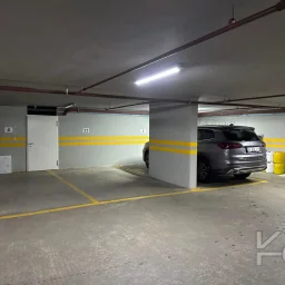 Laci̇vertcadde Taş Mektep'de 7/24 Güvenli̇kli̇ Havuzlu 70m² Net 2+1