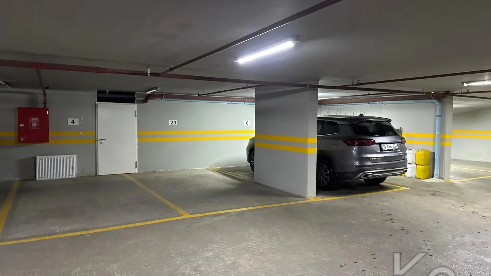 Laci̇vertcadde Taş Mektep'de 7/24 Güvenli̇kli̇ Havuzlu 70m² Net 2+1