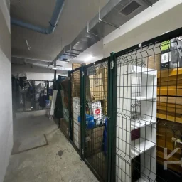 Laci̇vertcadde Taş Mektep'de 7/24 Güvenli̇kli̇ Havuzlu 70m² Net 2+1