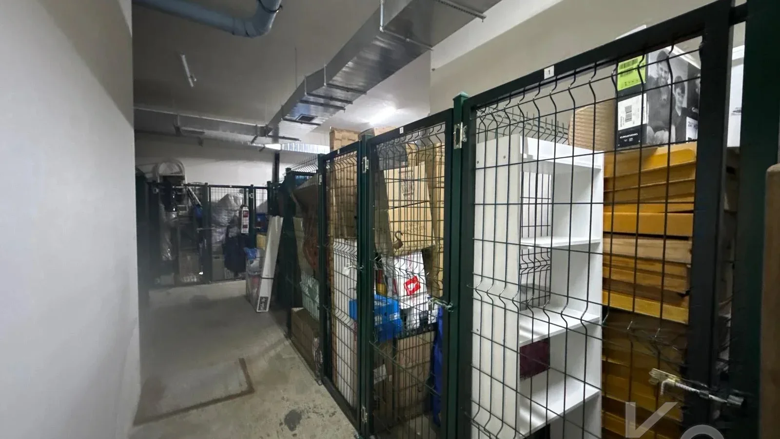 Laci̇vertcadde Taş Mektep'de 7/24 Güvenli̇kli̇ Havuzlu 70m² Net 2+1