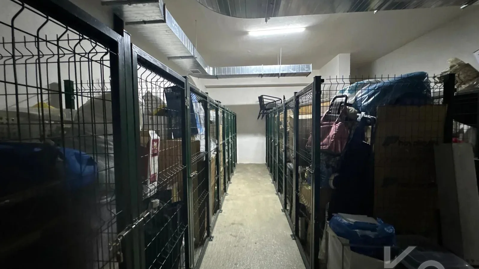 Laci̇vertcadde Taş Mektep'de 7/24 Güvenli̇kli̇ Havuzlu 70m² Net 2+1