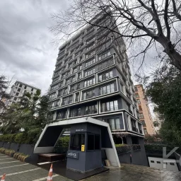 Laci̇vertcadde Taş Mektep'de 7/24 Güvenli̇kli̇ Havuzlu 70m² Net 2+1