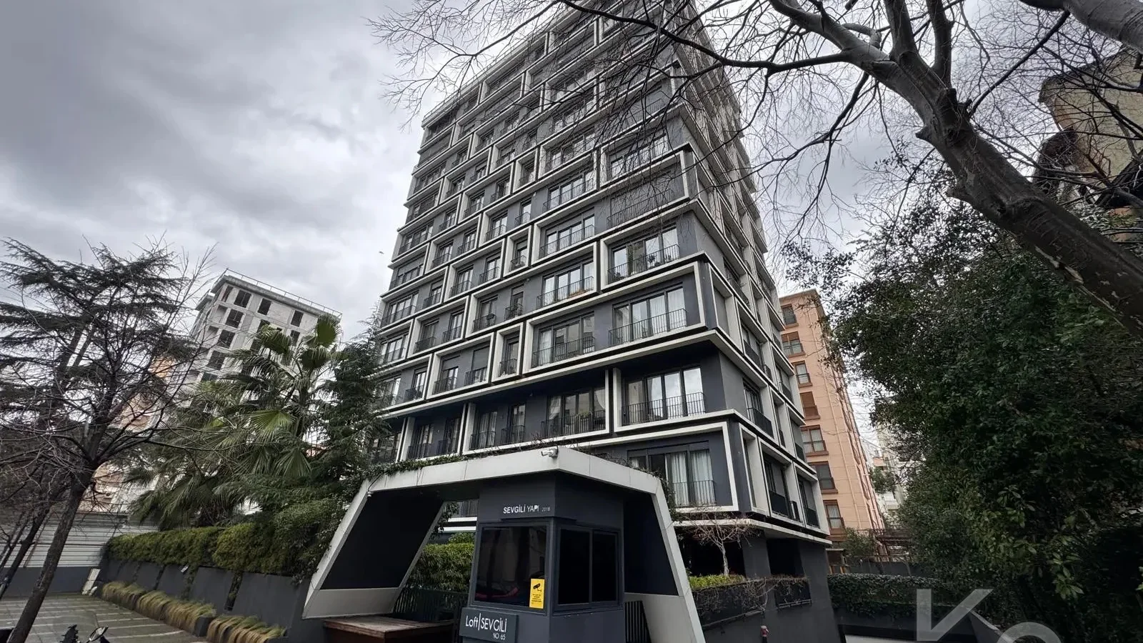 Laci̇vertcadde Taş Mektep'de 7/24 Güvenli̇kli̇ Havuzlu 70m² Net 2+1