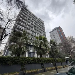 Laci̇vertcadde Taş Mektep'de 7/24 Güvenli̇kli̇ Havuzlu 70m² Net 2+1