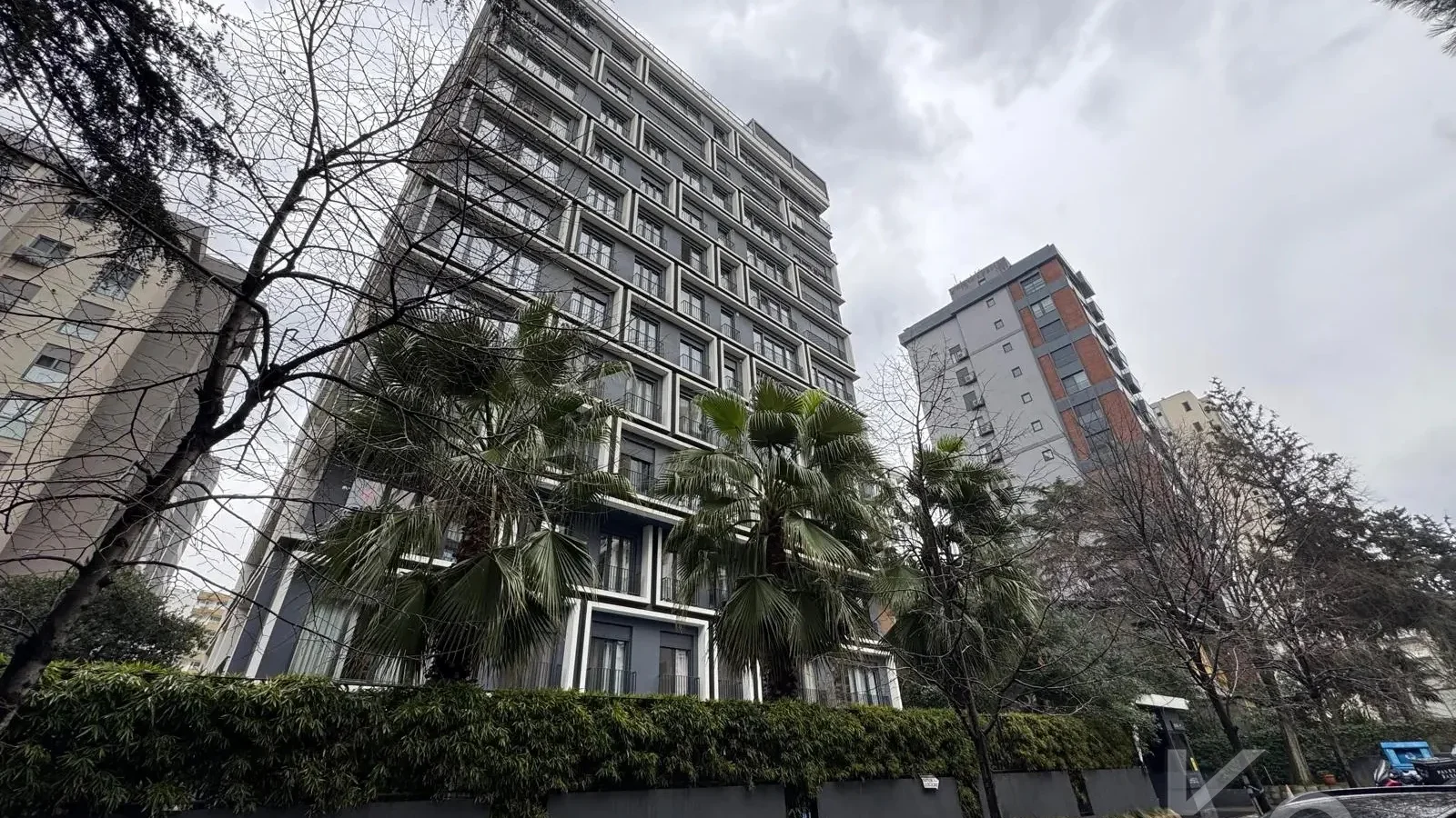 Laci̇vertcadde Taş Mektep'de 7/24 Güvenli̇kli̇ Havuzlu 70m² Net 2+1