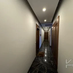 Laci̇vertcadde Taş Mektep'de 7/24 Güvenli̇kli̇ Havuzlu 70m² Net 2+1