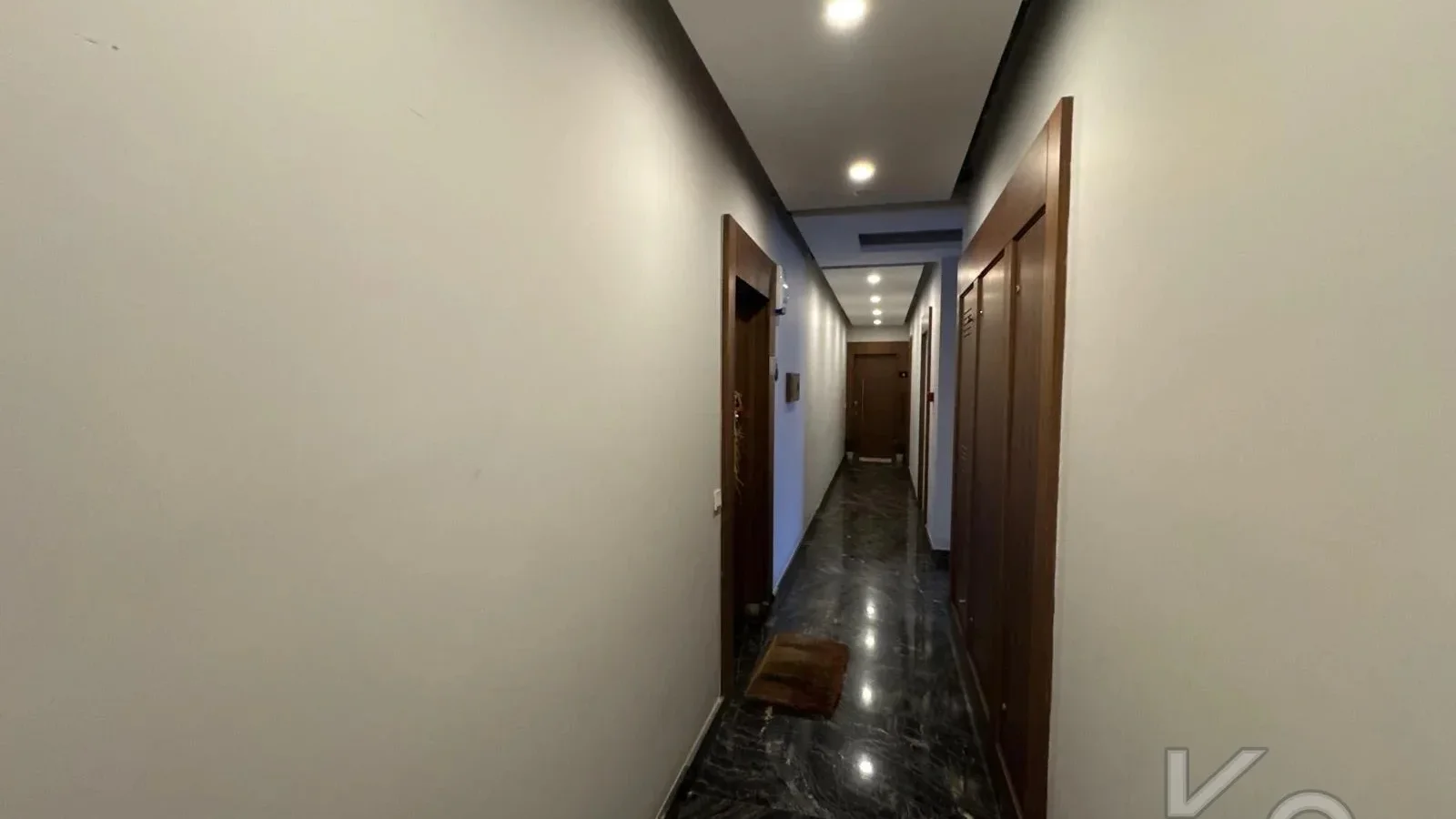 Laci̇vertcadde Taş Mektep'de 7/24 Güvenli̇kli̇ Havuzlu 70m² Net 2+1