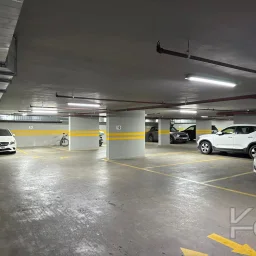 Laci̇vertcadde Taş Mektep'de 7/24 Güvenli̇kli̇ Havuzlu 70m² Net 2+1