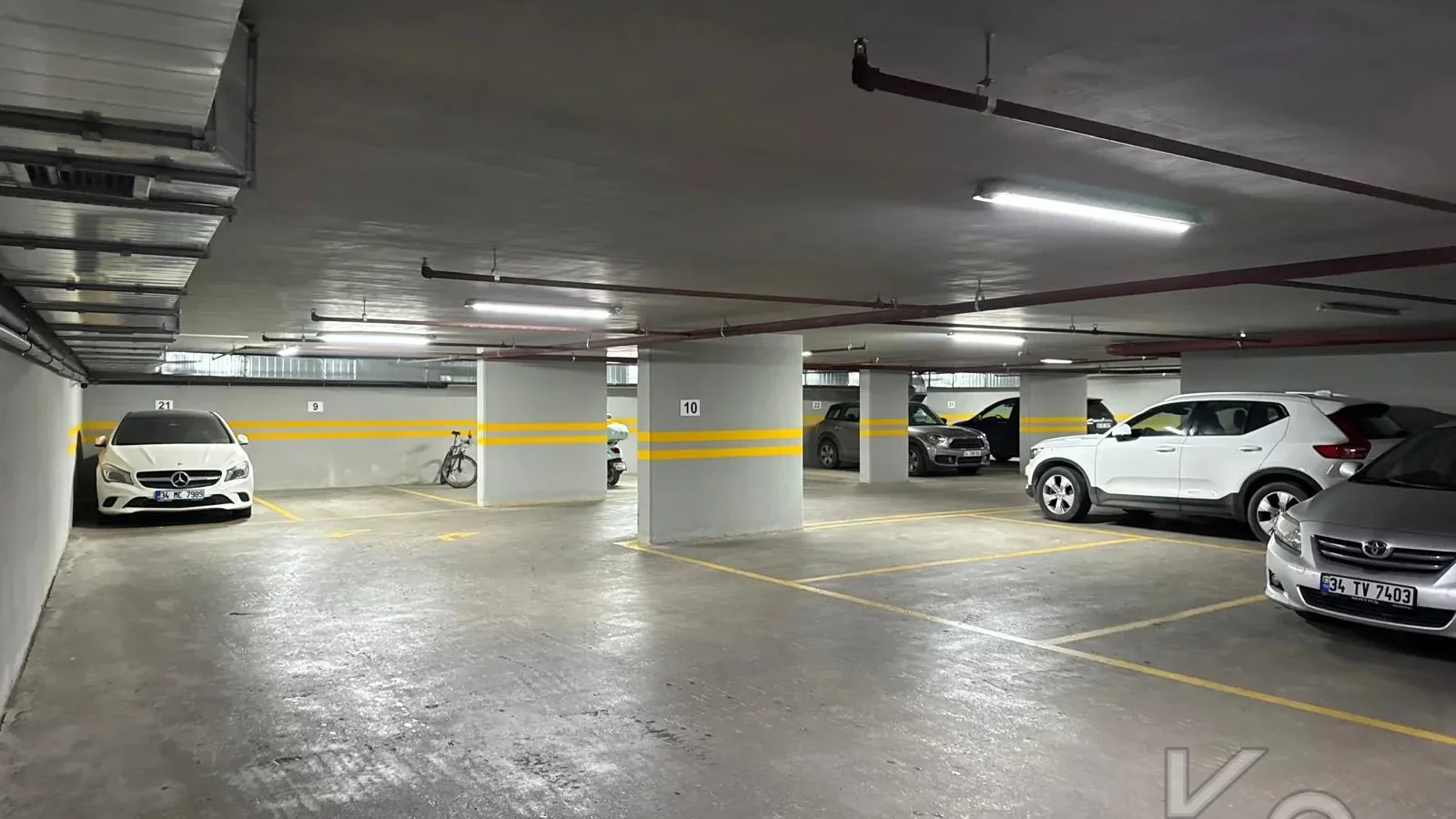 Laci̇vertcadde Taş Mektep'de 7/24 Güvenli̇kli̇ Havuzlu 70m² Net 2+1