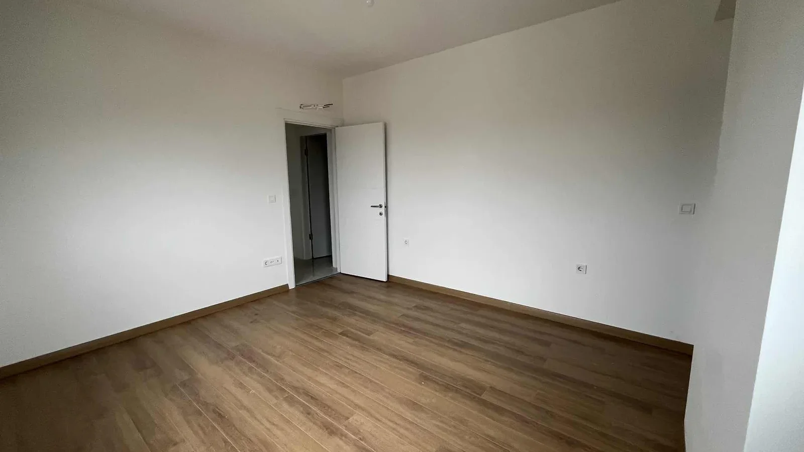 Kozyatağı Merkezi Konumda Geniş Kullanımlı Satılık 2+1 Daire