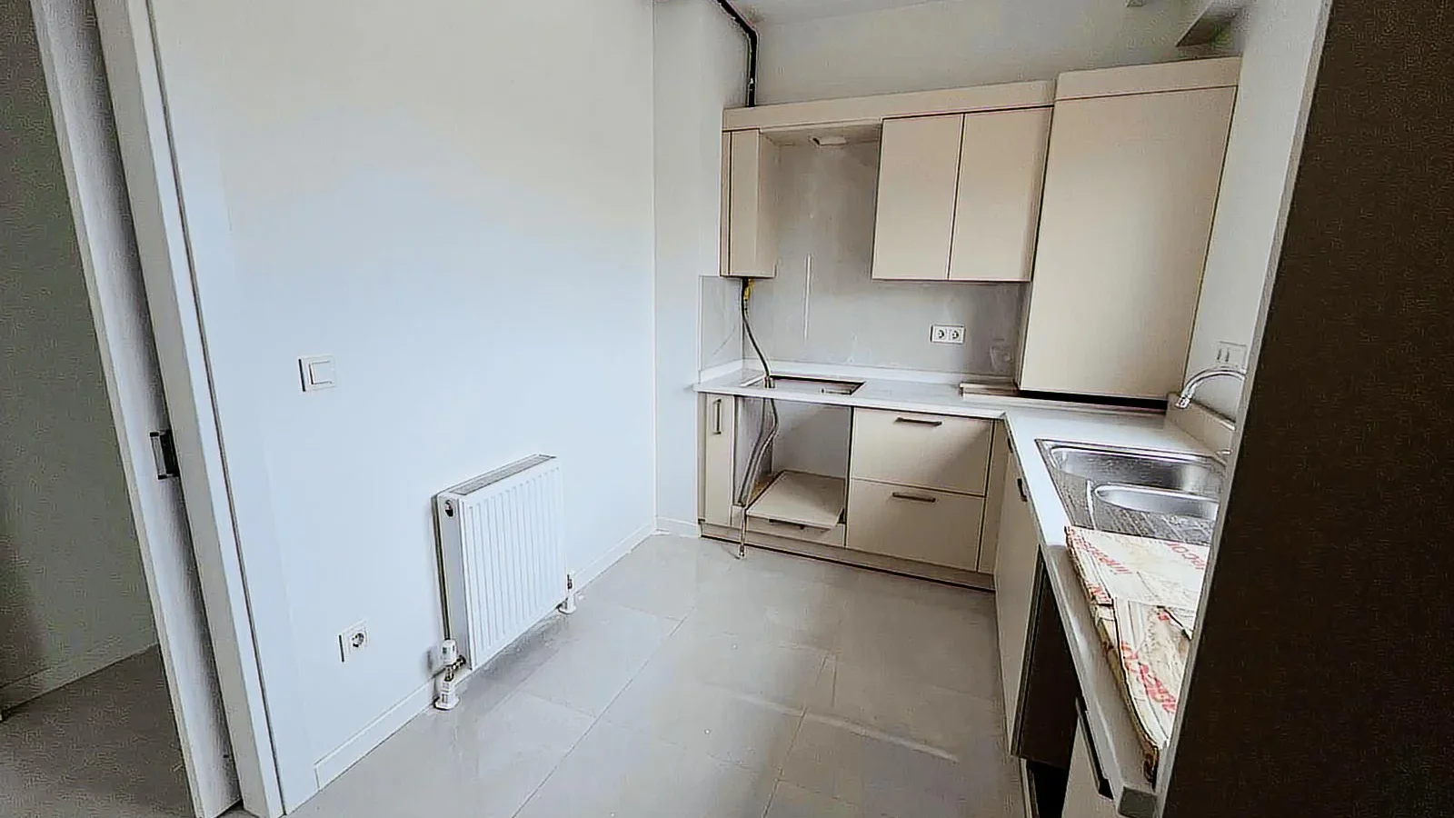 Kozyatağı Merkezi Konumda Geniş Kullanımlı Satılık 2+1 Daire