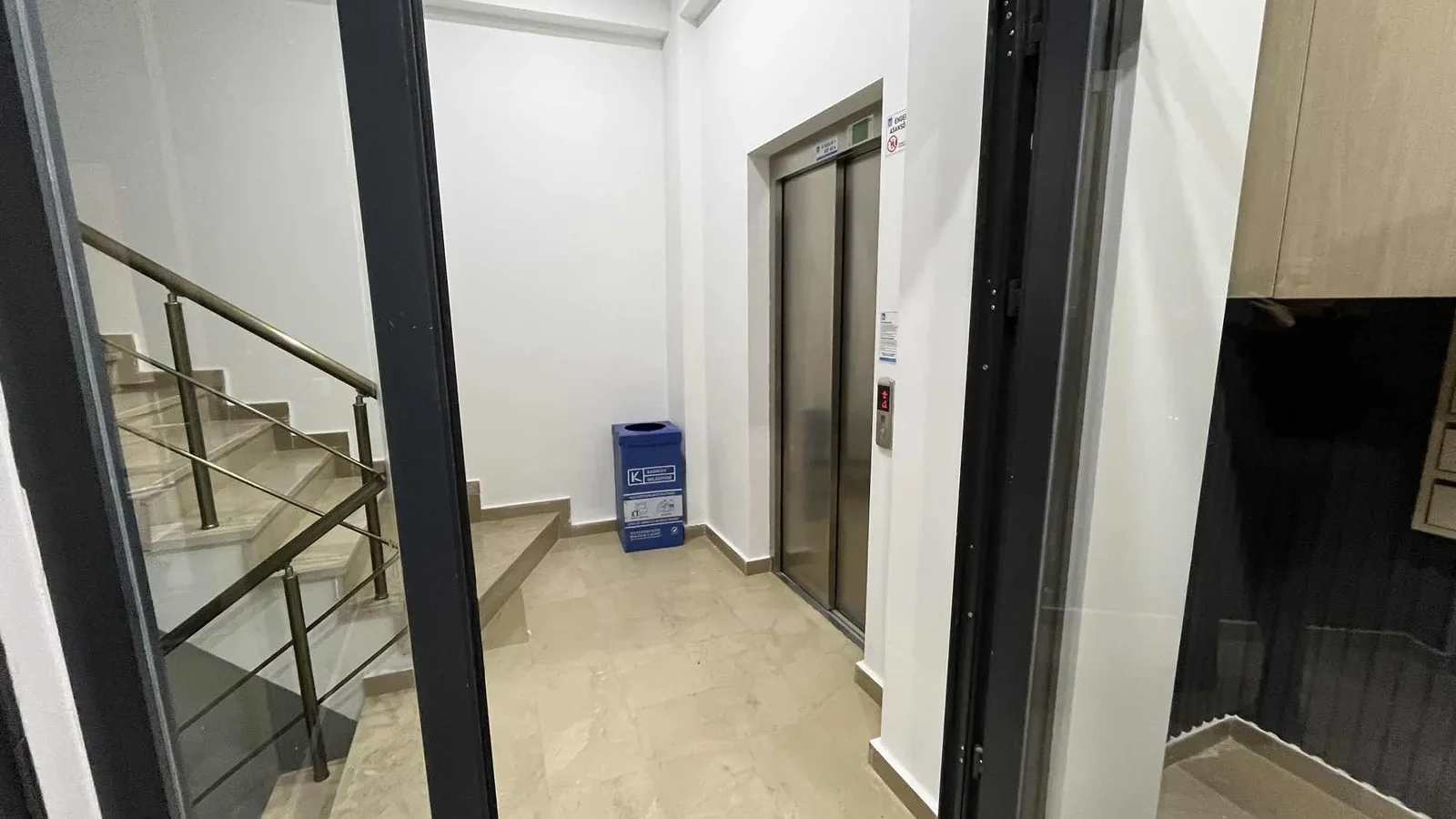 Kozyatağı Merkezi Konumda Geniş Kullanımlı Satılık 2+1 Daire