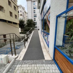 Kozyatağı Merkezi Konumda Geniş Kullanımlı Satılık 2+1 Daire