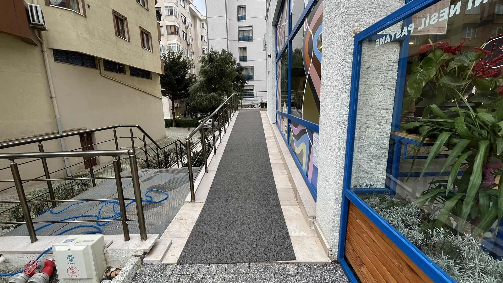 Kozyatağı Merkezi Konumda Geniş Kullanımlı Satılık 2+1 Daire