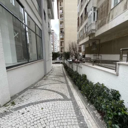 Kozyatağı Merkezi Konumda Geniş Kullanımlı Satılık 2+1 Daire