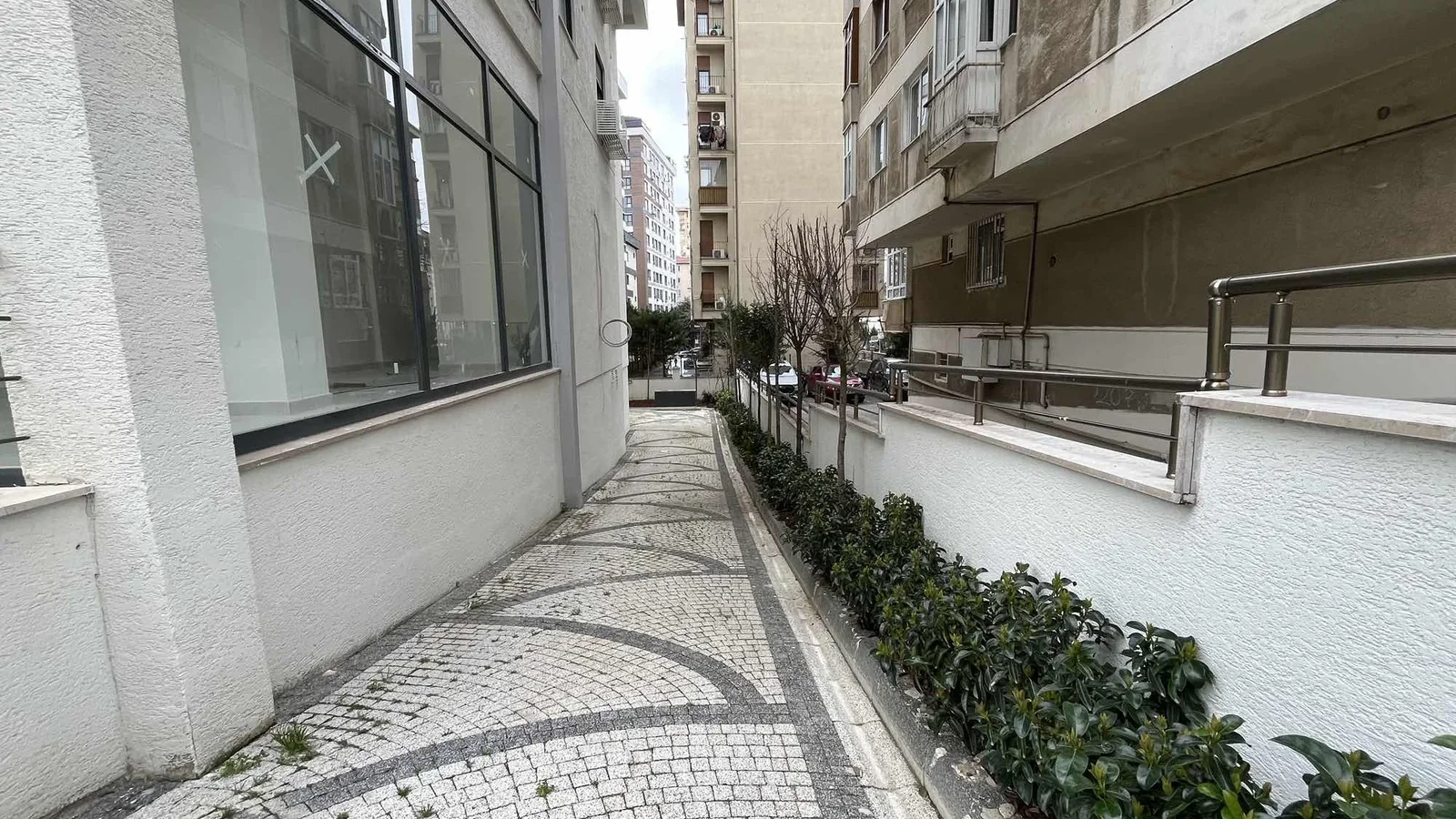 Kozyatağı Merkezi Konumda Geniş Kullanımlı Satılık 2+1 Daire
