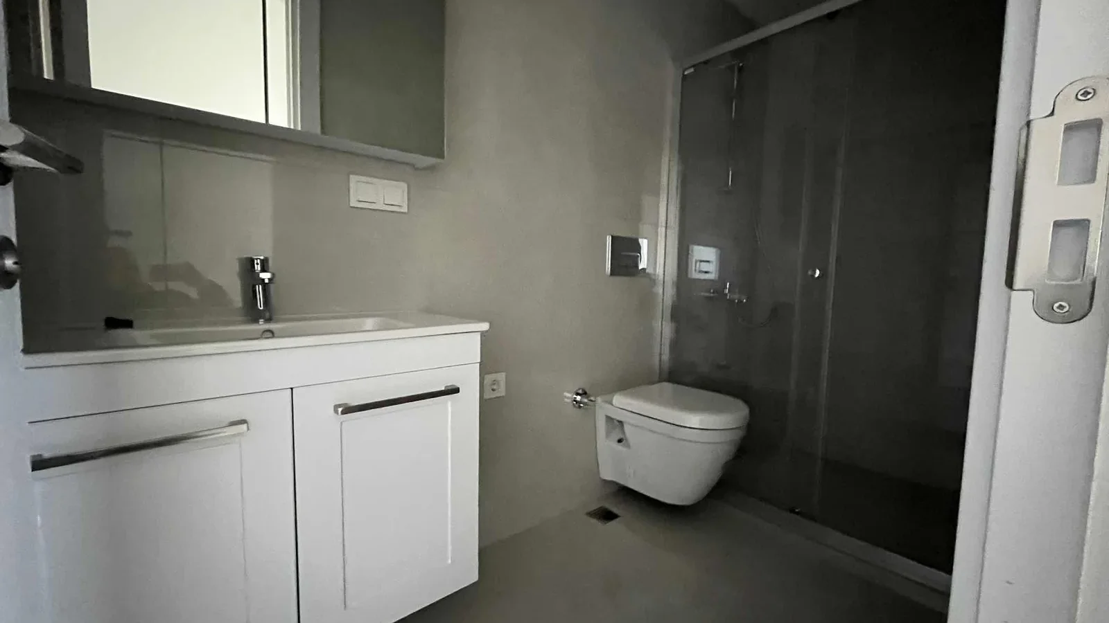 Kozyatağı Merkezi Konumda Geniş Kullanımlı Satılık 2+1 Daire