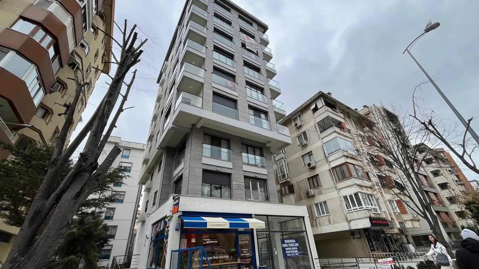 Kozyatağı Merkezi Konumda Geniş Kullanımlı Satılık 2+1 Daire