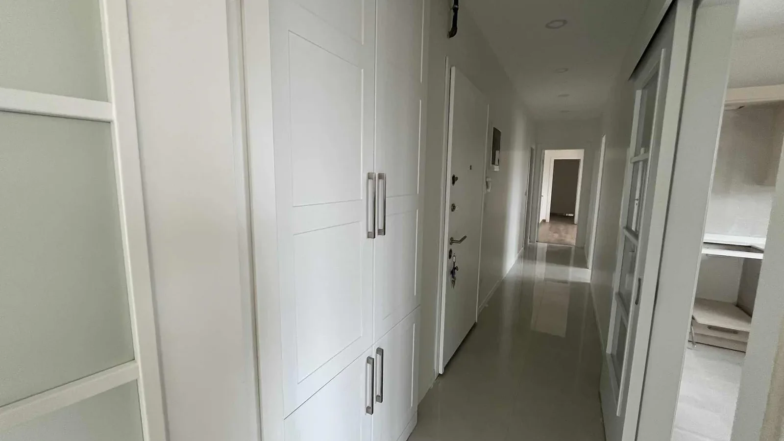 Kozyatağı Merkezi Konumda Geniş Kullanımlı Satılık 2+1 Daire