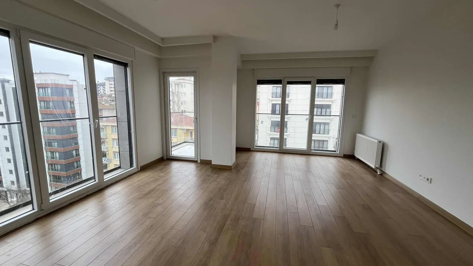 Kozyatağı Merkezi Konumda Geniş Kullanımlı Satılık 2+1 Daire