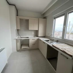 Kozyatağı Merkezi Konumda Geniş Kullanımlı Satılık 2+1 Daire