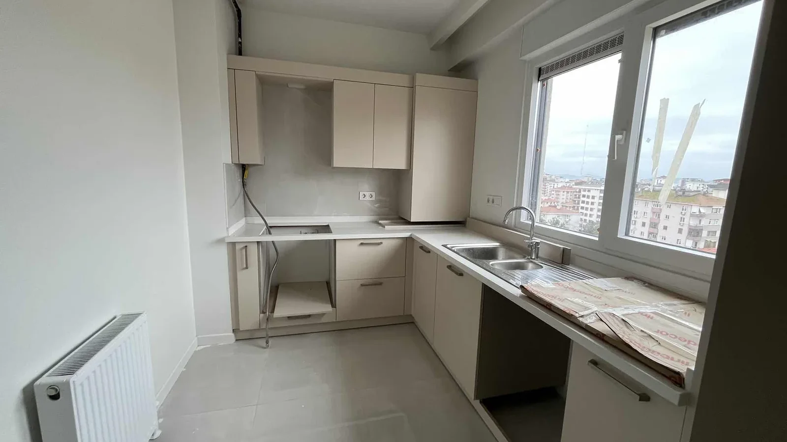 Kozyatağı Merkezi Konumda Geniş Kullanımlı Satılık 2+1 Daire