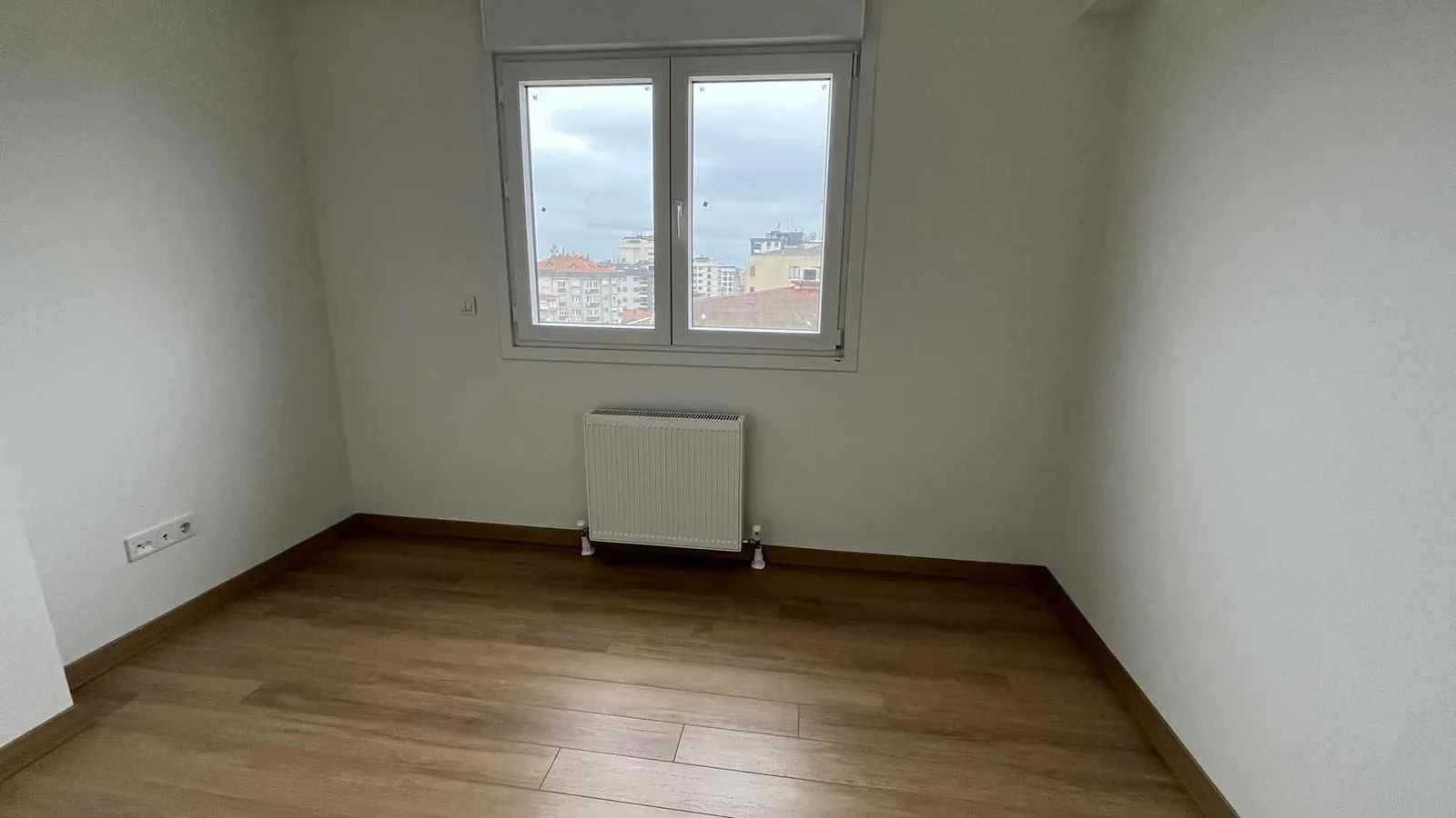 Kozyatağı Merkezi Konumda Geniş Kullanımlı Satılık 2+1 Daire
